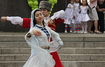 «Дагестанская девушка в …» — картинка создана в Шедевруме